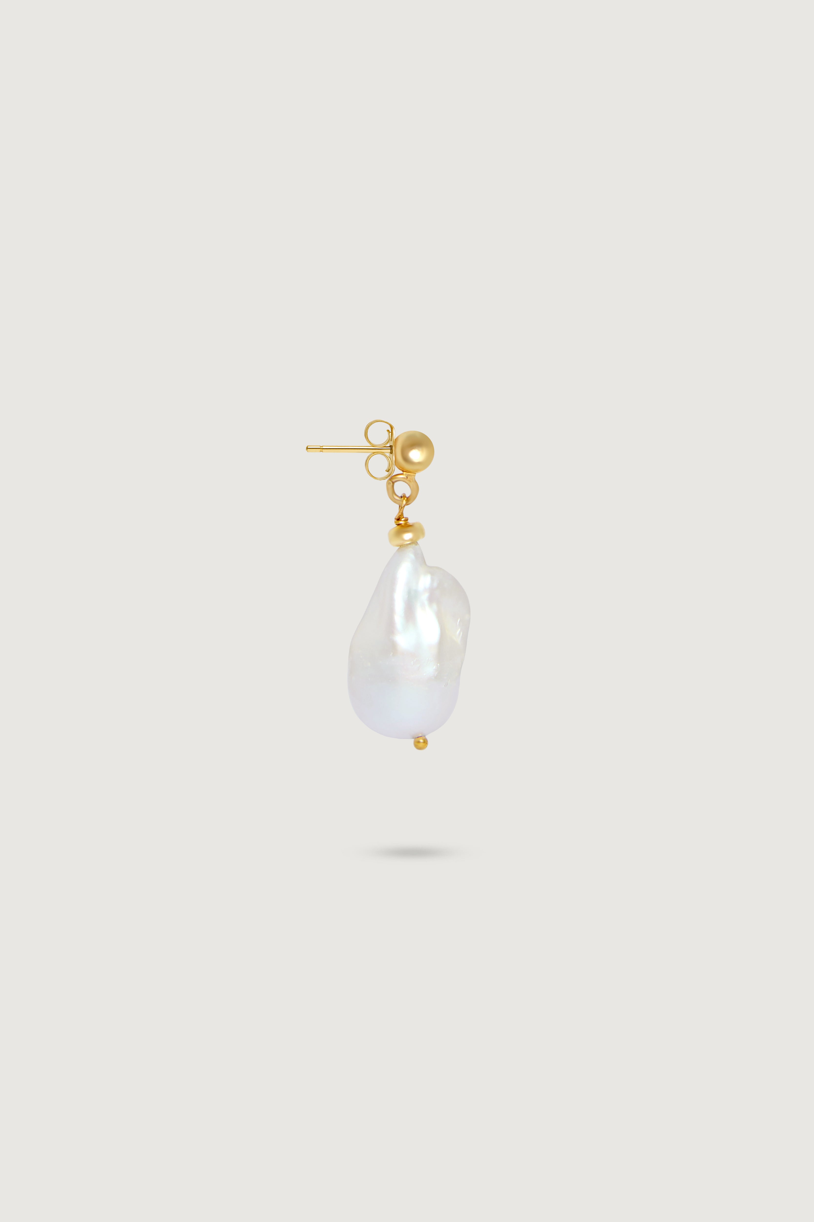 THE PEARLS EARRINGS