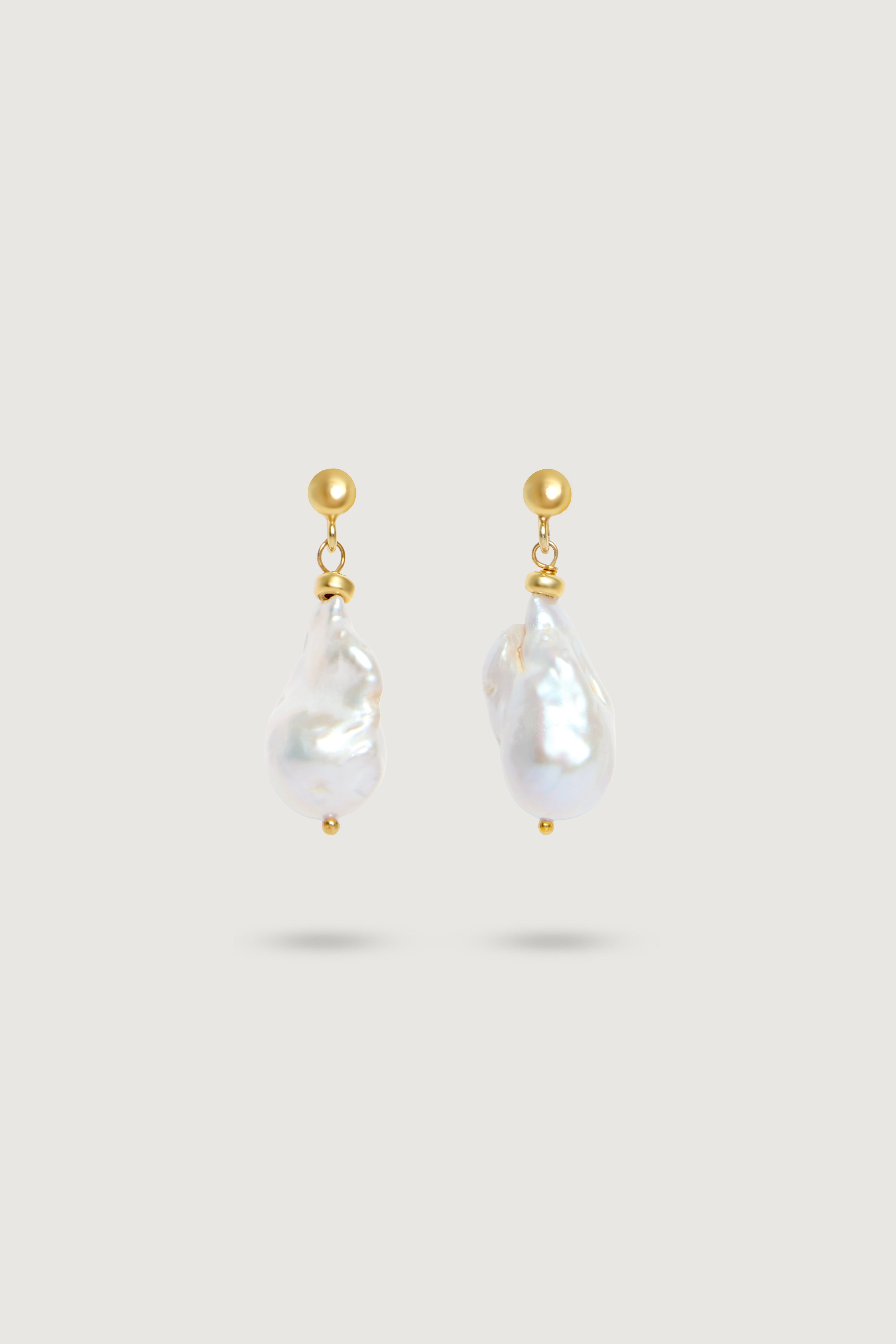 THE PEARLS EARRINGS