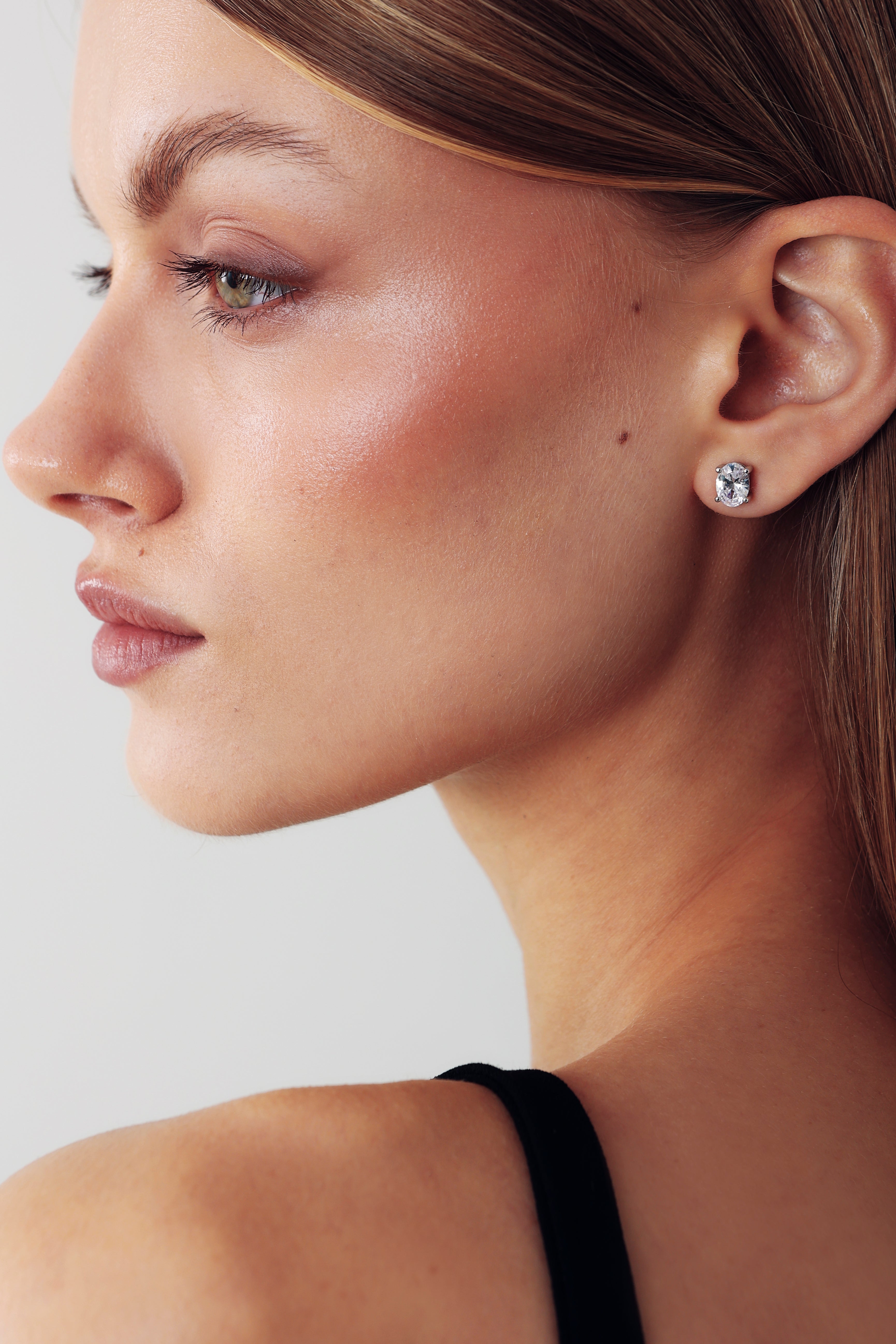 MAXI OVAL STUD WHITE