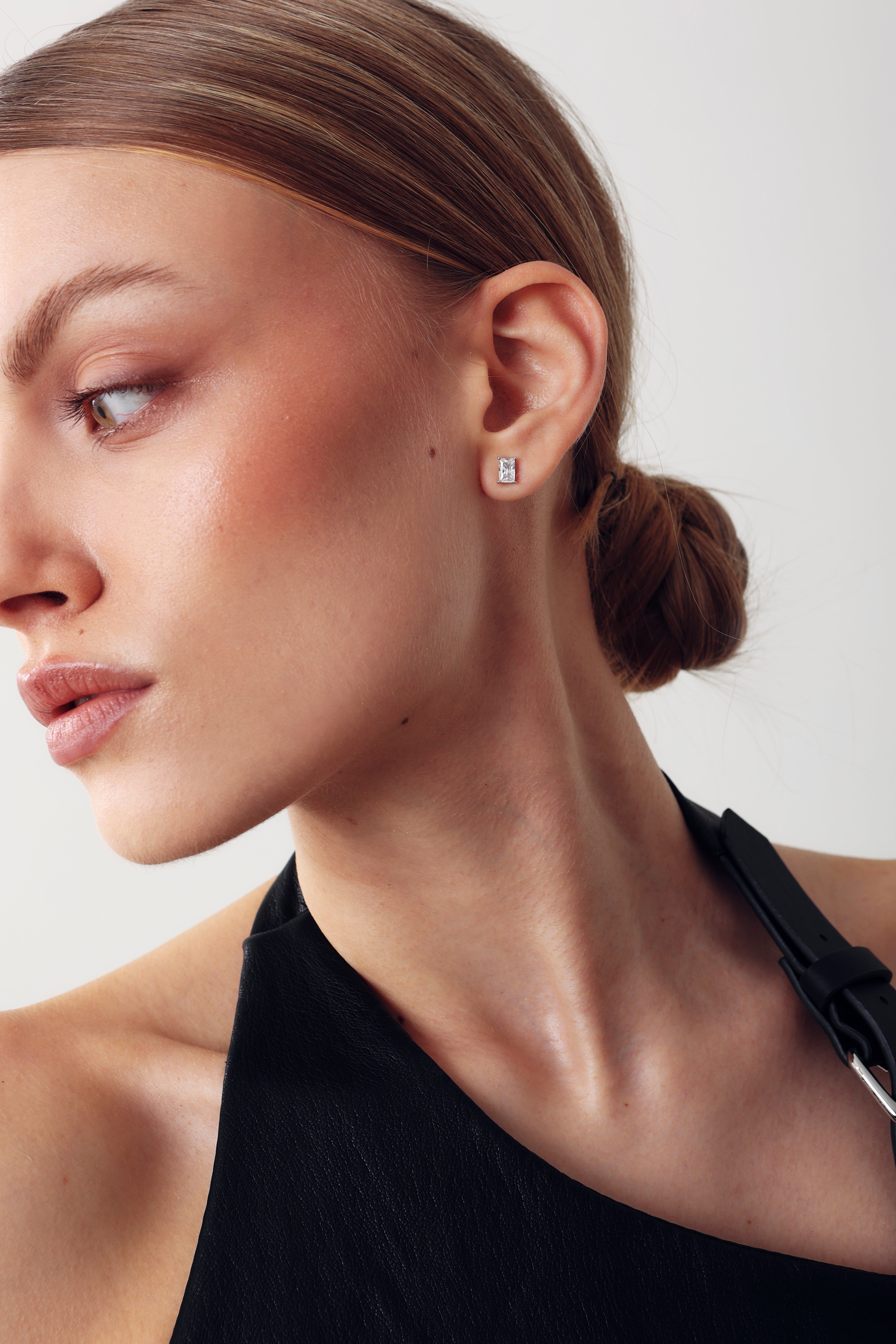 MIDI RECTANGULAR STUD WHITE