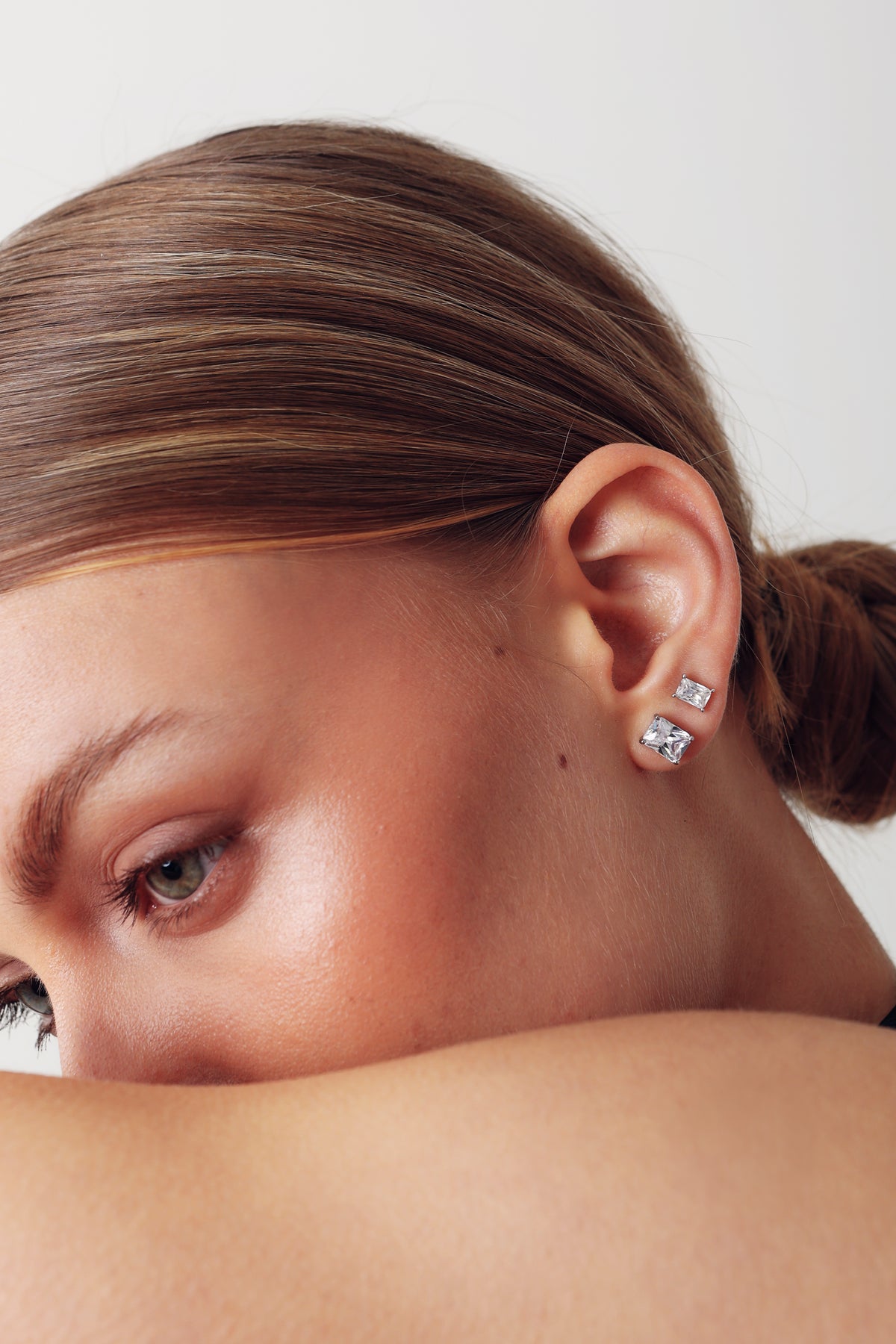 MIDI RECTANGULAR STUD WHITE