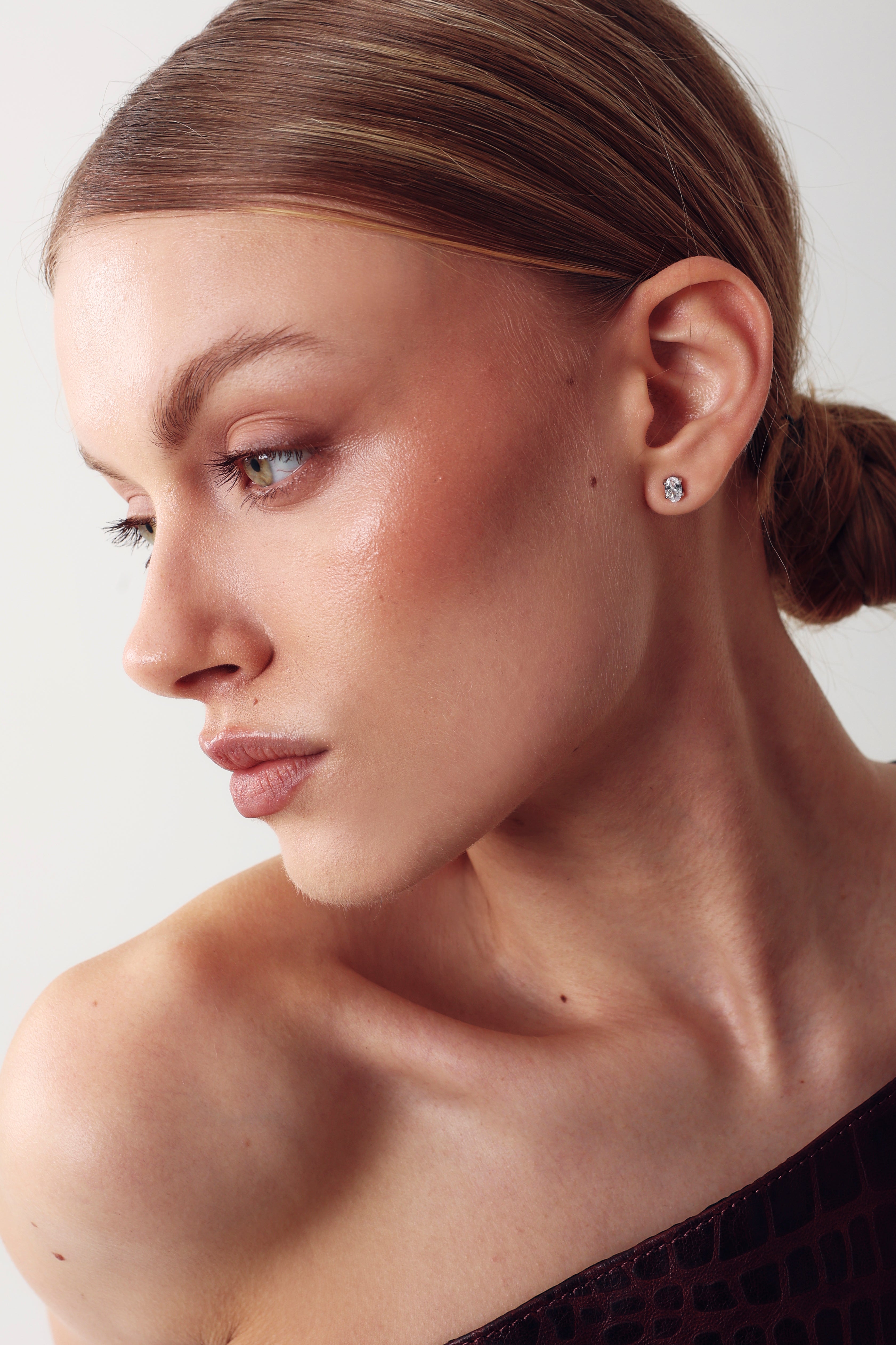 MIDI OVAL STUD WHITE