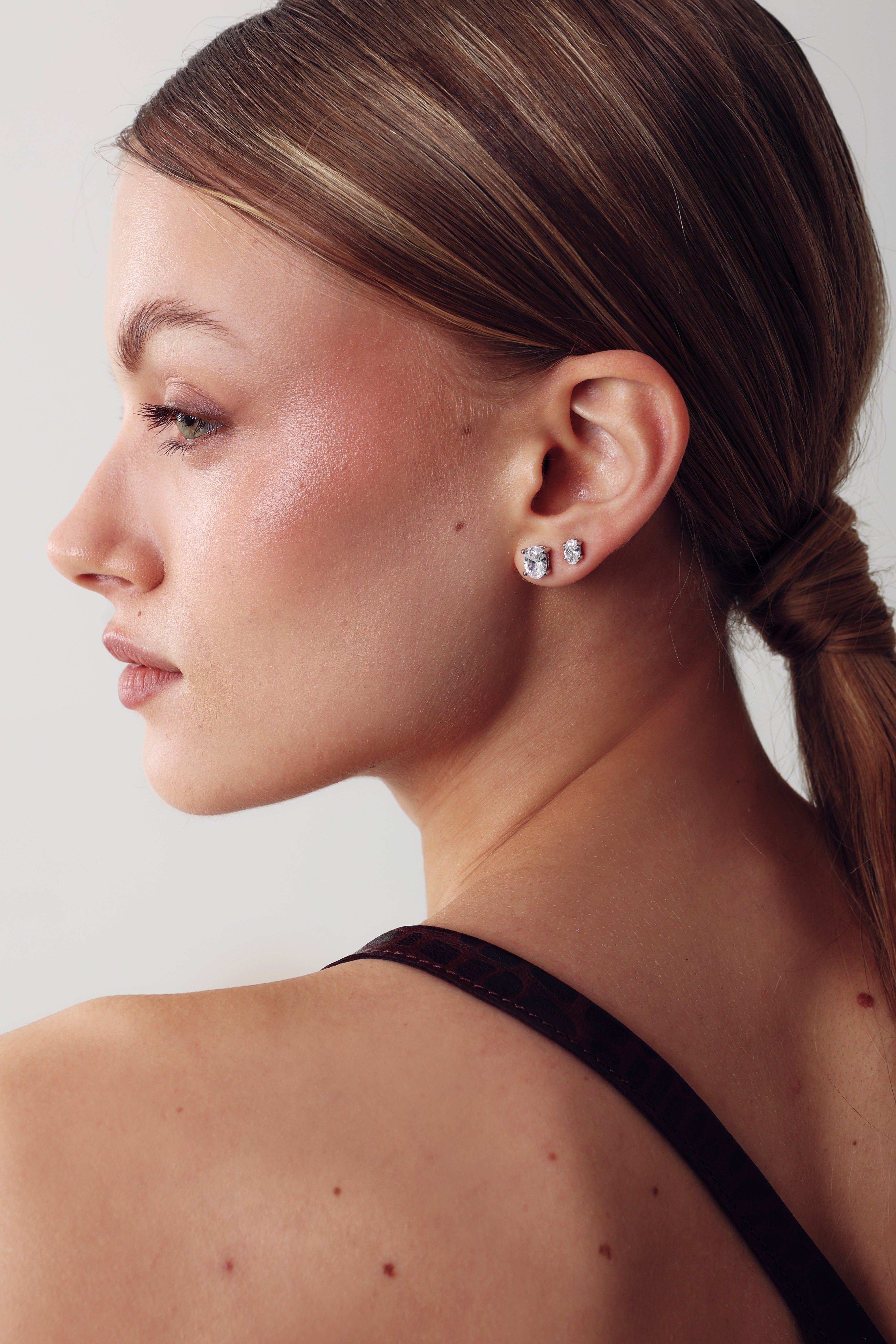 MAXI OVAL STUD WHITE