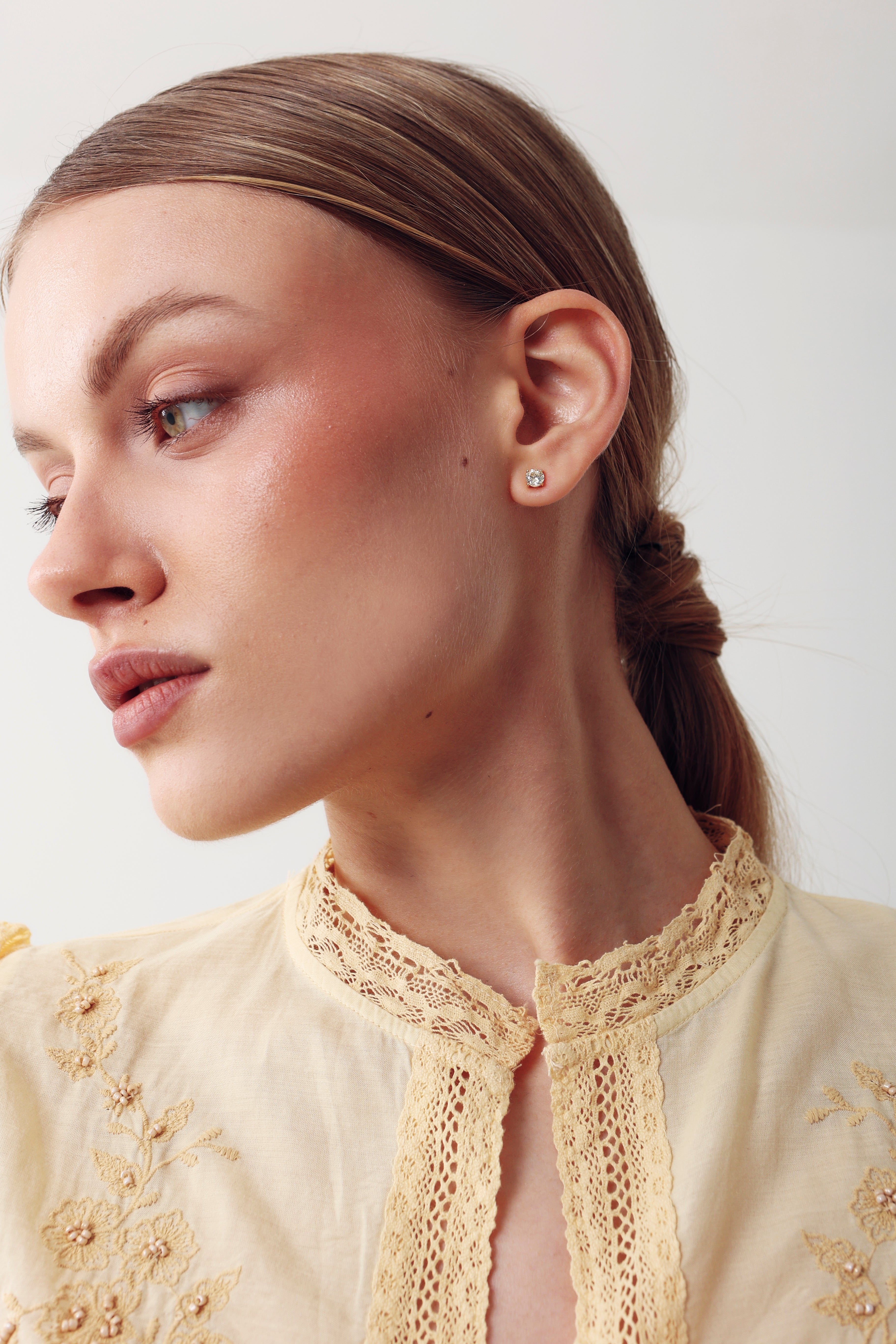 MIDI ROUND STUD IVORY